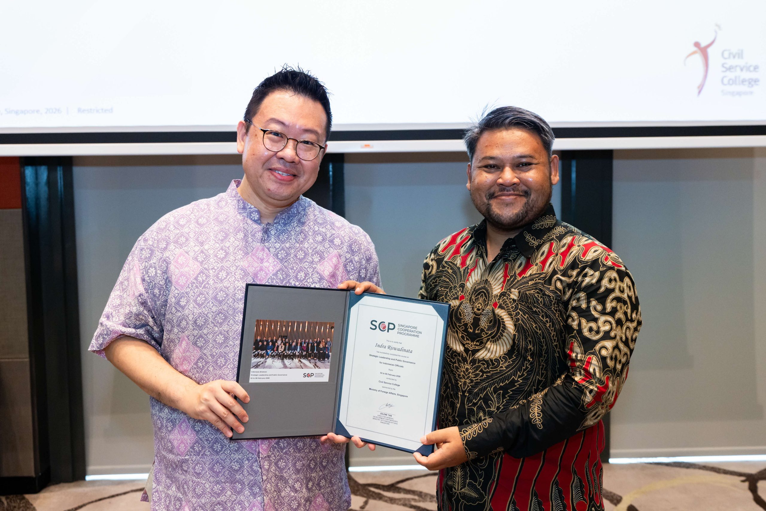 Orang-orang belajar dan berdiskusi bersama